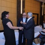 لميس نجم تحاور عزة فهمي ونيازي سلام على هامش قمة التعليم لجامعة أسلسكا 1 IMG 20251125 WA01201