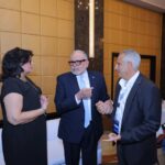 لميس نجم تحاور عزة فهمي ونيازي سلام على هامش قمة التعليم لجامعة أسلسكا 8 IMG 20251128 WA0015