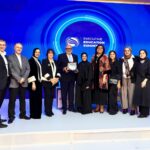 لميس نجم تحاور عزة فهمي ونيازي سلام على هامش قمة التعليم لجامعة أسلسكا 12 IMG 20251128 WA0017