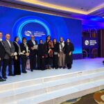 لميس نجم تحاور عزة فهمي ونيازي سلام على هامش قمة التعليم لجامعة أسلسكا 13 IMG 20251128 WA0021